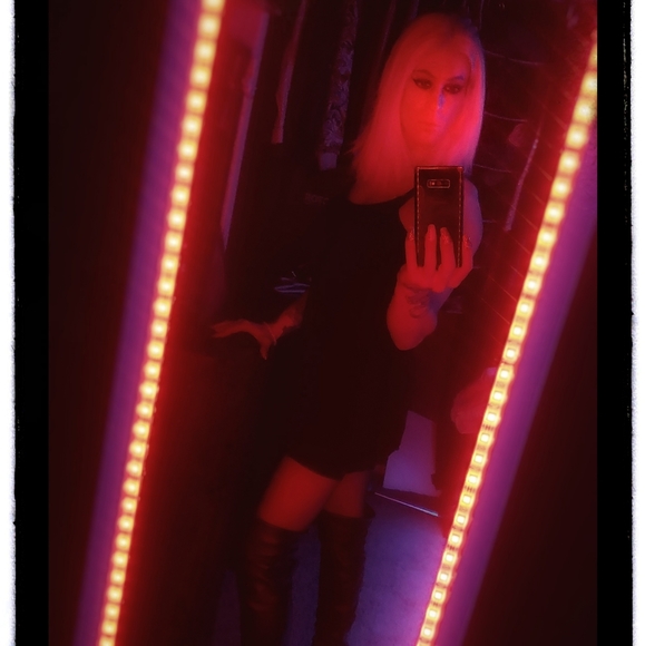 Meet your Posher! She's a trap! - Picture 3 of 16